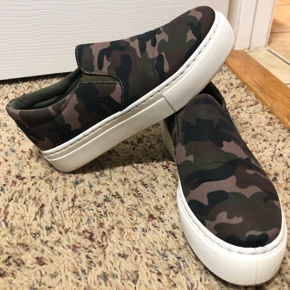 Boutique Camo platform shoes